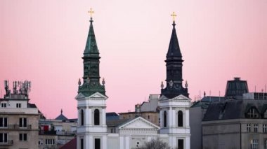 Gün batımında pembe gökyüzü olan bir katedral.