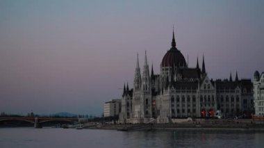 Macar Parlamentosu Gün bitmeden nehir kenarındaki bina