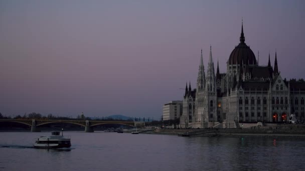 Catedral Hungria Budapeste Tomada Pelo Rio Com Navios — Vídeo de Stock