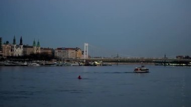 Budapeşte şehir merkezindeki nehir ve köprülerin olduğu gece 1 zaman dilimi
