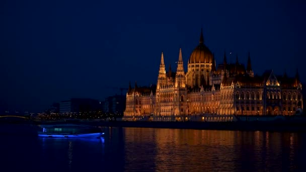 Ungarsk Parlamentsbygning Opplyst Lamper Natten – stockvideo