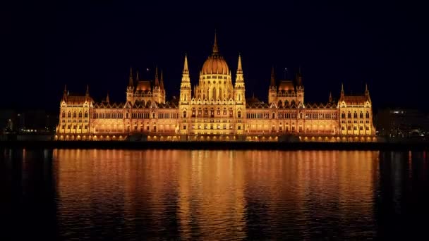 Здание Парламента Венгрии Ночью — стоковое видео