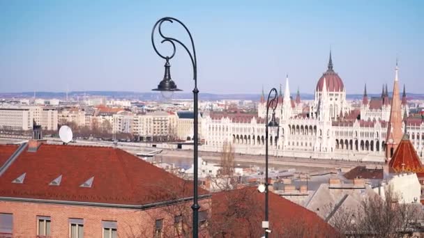 Hongaars Parlementsgebouw Overdag — Stockvideo