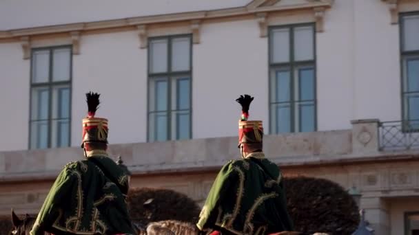 Budapeşte Geleneksel Kostümlü Iki Süvari Askeri Ata Biniyor — Stok video