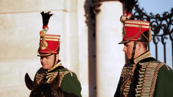 Dois Soldados Trajes Tradicionais Conversam Sentam Cavalos Belo Dia Ensolarado — Vídeo de Stock