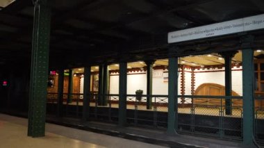 1 Budapeşte 'deki Macar metrosunun içi. Sarı trenin geçtiği yer.