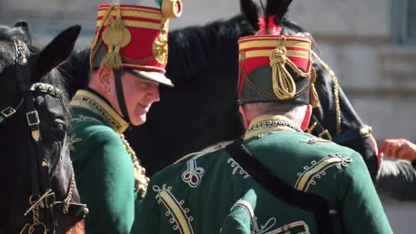 Schichten Von Zwei Soldaten Pferd — Stockvideo