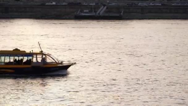 Una Barca Sul Fiume Sul Danube Nella Città Europea Budapest — Video Stock