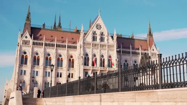Πρόσοψη Ενός Μέρους Του Κτιρίου Του Ουγγρικού Κοινοβουλίου — Αρχείο Βίντεο