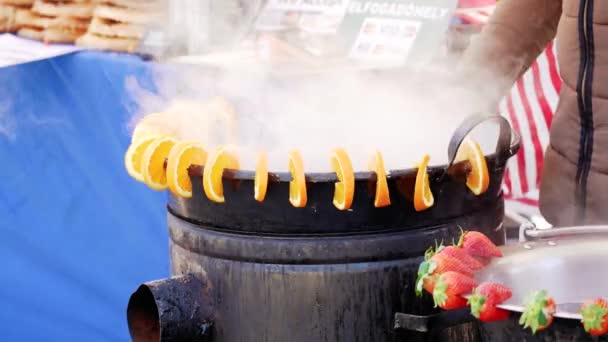 在蒸发掉的金属大锅中搅拌1杯橙酒 — 图库视频影像