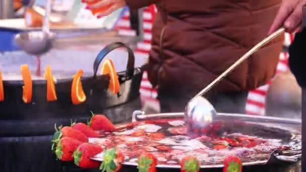 Glühwein Aus Erdbeeren Einem Metallkessel Der Verdunstet — Stockvideo