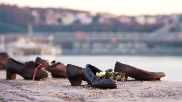 Chaussures Métal Monument Aux Juifs Déchus — Video