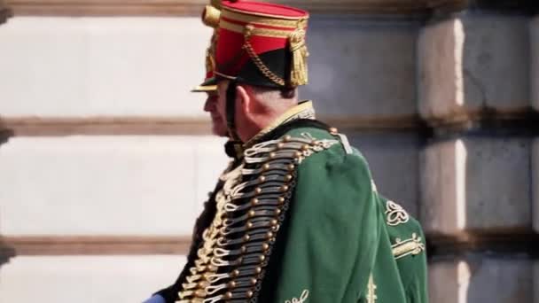Két Magyar Középkori Katona Hagyományos Egyenruhában Lóháton — Stock videók
