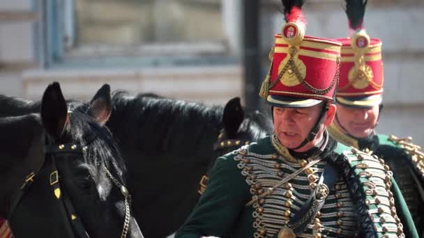 Geleneksel Kostümlü Bir Macar Askeri Bir Atın Yanında Puro Içiyor — Stok video