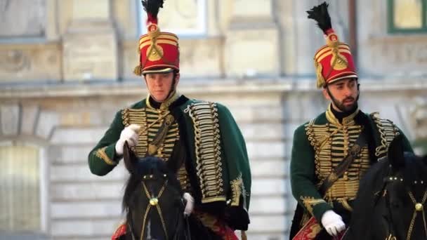 Dois Soldados Medievais Húngaros Uniforme Tradicional Cavalo — Vídeo de Stock