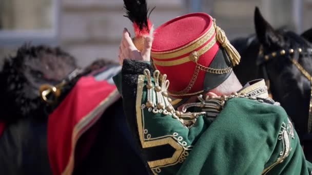 Yaşında Geleneksel Kostümlü Bir Macar Askeri Bir Atın Yanında Puro — Stok video