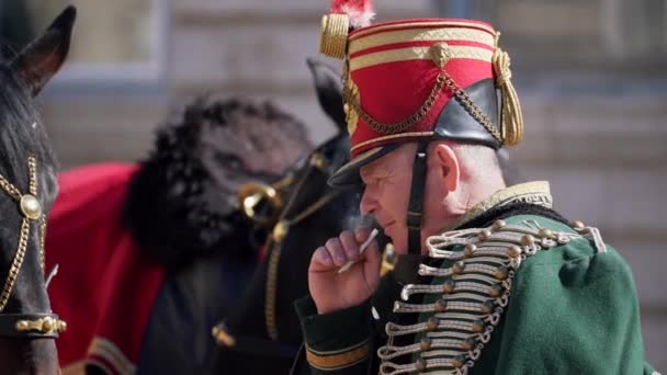 Soldado Medieval Húngaro Traje Tradicional Fuma Cigarro Descanso Junto Caballo — Vídeos de Stock