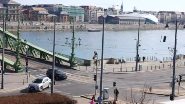 Budapeşte 'deki Tuna Nehri üzerindeki Özgürlük Köprüsü ve trafik kavşağının 1 saat görüşü