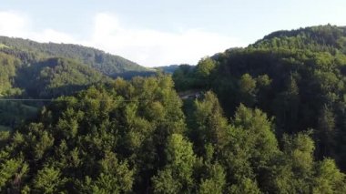 İnsanoğlunun doğadaki halatla inişi.