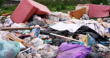 6, Avrupa 'nın göbeğinde çeşitli şekillerde çöplerden yapılmış vahşi bir çöplük.