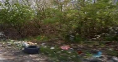 Şehirdeki insanların geride bıraktığı ve ekolojik bir felakete yol açan bir çöplük.
