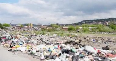 Şehrin yol kenarına dökülen ticari insan atıkları için bir çöplük.
