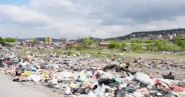 Składowisko Komercyjnych Odpadów Ludzkich Wyrzucanych Wzdłuż Drogi Miejskiej — Wideo stockowe