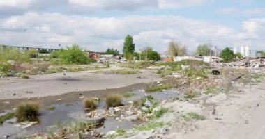 İnsan tarafından bırakılan çöpler doğayı ve yaşam alanını rahatsız ediyor.