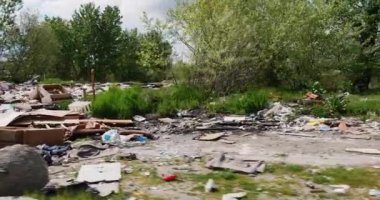 İnsan ihmalinin ekolojik felaketi ve vahşi bir çöp sahasına çöp bırakarak doğa üzerindeki etkisi.