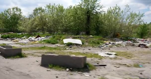 埋め立て地の外に残されたゴミは — ストック動画
