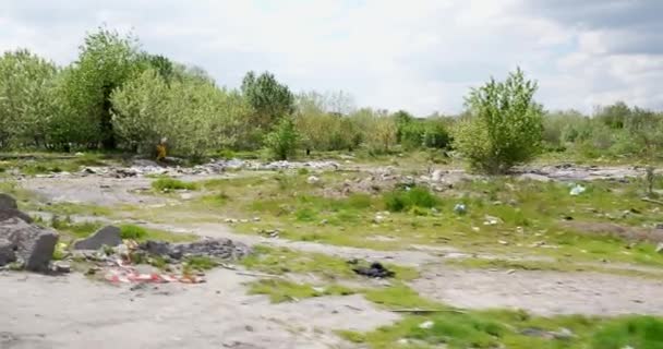 不择手段的人在大自然中留下的垃圾 — 图库视频影像