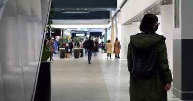 Avrupa 'nın alışveriş merkezinde şenlik ortamı. mp4