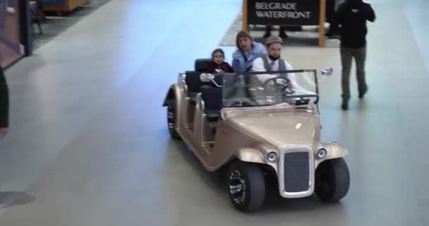 人们步行的购物中心 一辆电动汽车载着人们 — 图库视频影像