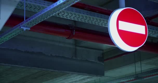 Skylt För Fordonets Motsatta Riktning Placerad Hängande Från Taket Garage — Stockvideo
