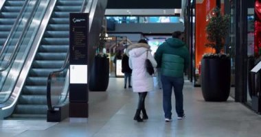 Alışveriş merkezindeki salon yürüyen merdiven ve vitrinin yanında. mp4.