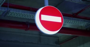 Otoparktaki araçlar için ışıklandırılmış trafik tabelası.
