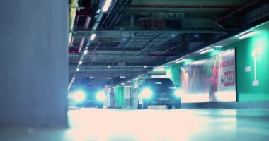 Alışveriş merkezindeki yeraltı garajında araçların hareketi.