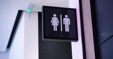 Alışveriş merkezinde erkekler ve kadınlar için tuvalet tabelası.