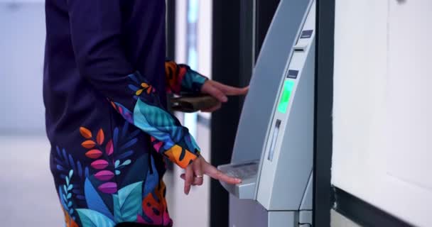 Γυναίκα Ανάληψη Χρημάτων Ένα Ατμ Τράπεζα Πιστωτική Κάρτα Στο Mall — Αρχείο Βίντεο