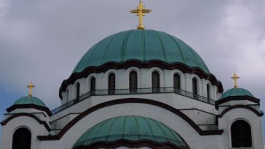 Kubbenin tepesinde üç altın haçı olan büyük bir Ortodoks mermer kilise.