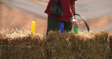 Okçuluğun hedefi olmak yerine ortaçağ kıyafeti giymiş bir asker.