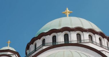 Büyük kubbesi ve büyük altın haçı olan bir Ortodoks kilisesi.