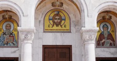 Mozaik freskler, mermer ve ahşap kapılarla Ortodoks Kilisesi 'ne giriş.