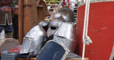 Ortaçağ askeri teçhizat miğferleri ve kalkanları