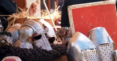 Ortaçağ savaş teçhizatı çarpışması ve kalkanlar