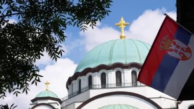 Sırp Ortodoks Kilisesi Sırp bayrağıyla