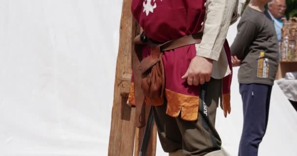 Воїн Костюмі Середньовічного Воїна Демонстрації — стокове відео