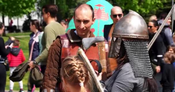 Dzieci Rodzicami Średniowiecznym Festiwalu Zbroi Bronią — Wideo stockowe