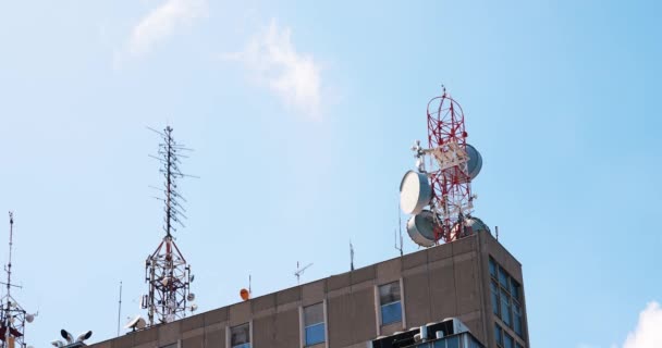 Grote Antennes Voor Het Uitzenden Van Radiosignalen Een Bewoonde Stad — Stockvideo