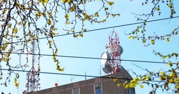 Stora Antenner Och Repeterare För Mobiltelefoni Taket Till Stadsbyggnaden Genom — Stockvideo